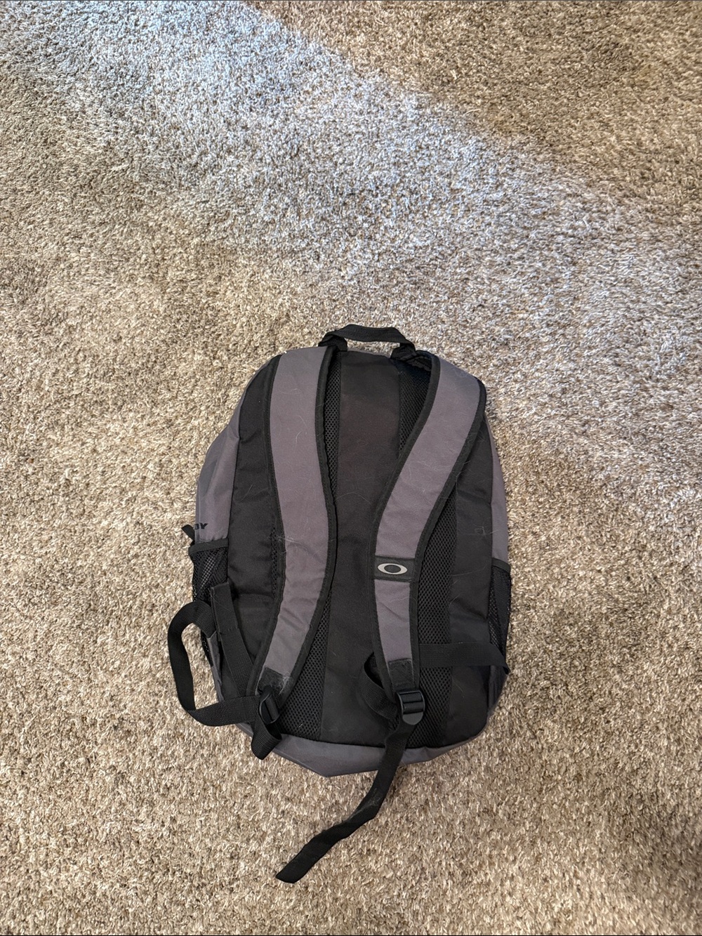 Oakley Gray Men's Commuter Backpack with Multiple Pockets - Picture 2 of 2